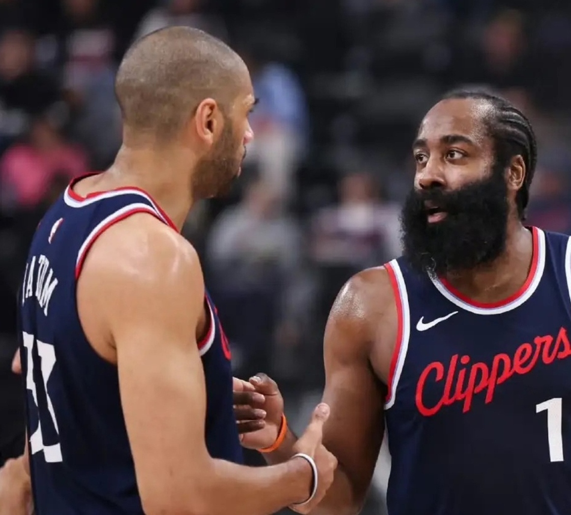 洛杉矶快船迎NBA常规赛关键赛,冲刺阶段扳平良机,信心回归,团队化学反应显著 洛杉矶快船迎NBA常规赛关键赛,冲刺阶段扳平良机,信心回归,团队化学反应显著
